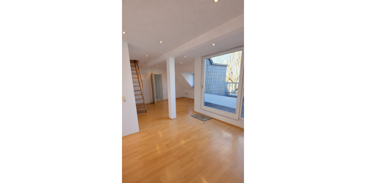 Dachgeschoßwohnung Düsseldorf Stadtbezirk 8 - 2.5 Zimmer, 84 m&sup2;, 1.290&euro; | Angebot:25270777