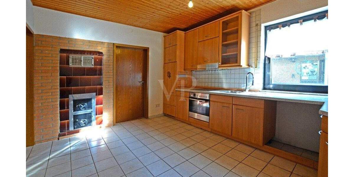 Zweifamilienhaus mit Einliegerwohnung - großer Garten und 3 Garagen 8 zimmer