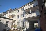 Mehrfamilienhaus mit Büroeinheit und Halle
