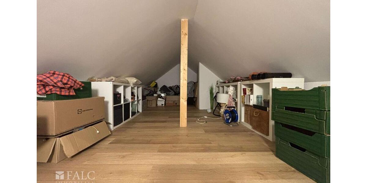 Dachgeschoßwohnung Solingen Wald - 3 Zimmer, 95 m&sup2;, 1.350&euro; | Angebot:26384126