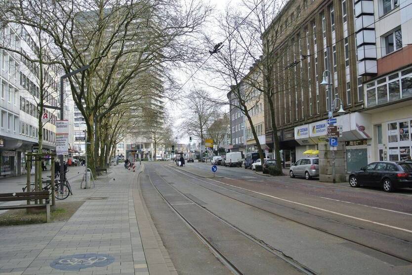 Wohn und Geschäftshaus mit fünf Wohnungen und drei Gewerbeeinheiten im Mülheim-Mitte
