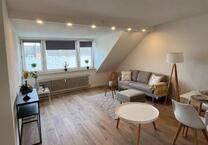 Schöne Helle 2,5 Zimmer Dachgeschoss Wohnung
