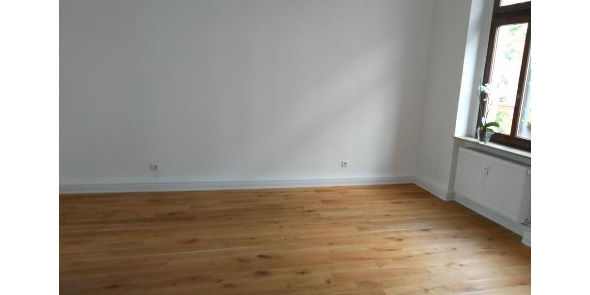 LED - Spots, Glattputz, Massivholzdielen, in der Mitte ein Kamin 4 zimmer