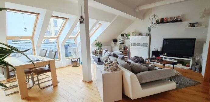Traumhaft schön!!- Helle 2 Zimmer - Dach-Balkon-Wohnung - Garage möglich.