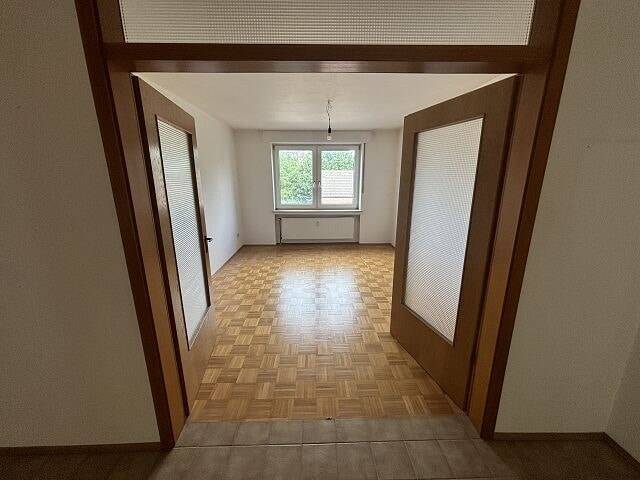 Große leerstehende 3,5 Zi.- Wohnung in ruhiger Top-Lage mit großem Balkon und Garage