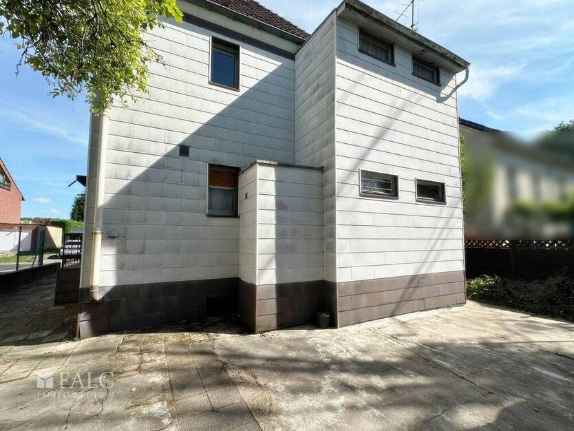 Grundstück mit Bestandsgebäude in Düsseldorf - Hassels