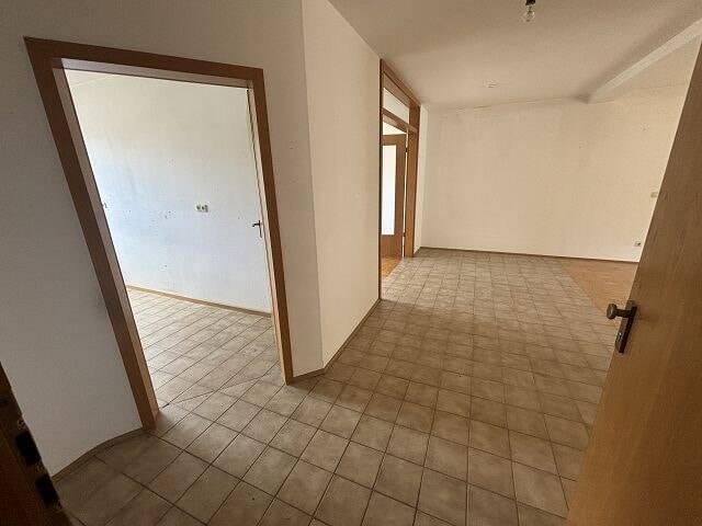 Große leerstehende 3,5 Zi.- Wohnung in ruhiger Top-Lage mit großem Balkon und Garage