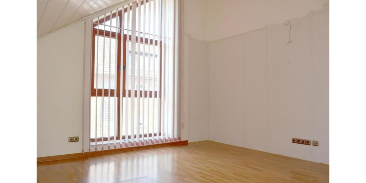 Dachgeschosswohnung mit Loggia (ca. 100 m²) 3 zimmer