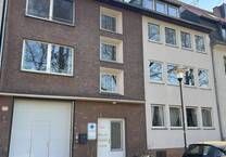 Mehrfamilienhaus mit Büroeinheit und Halle