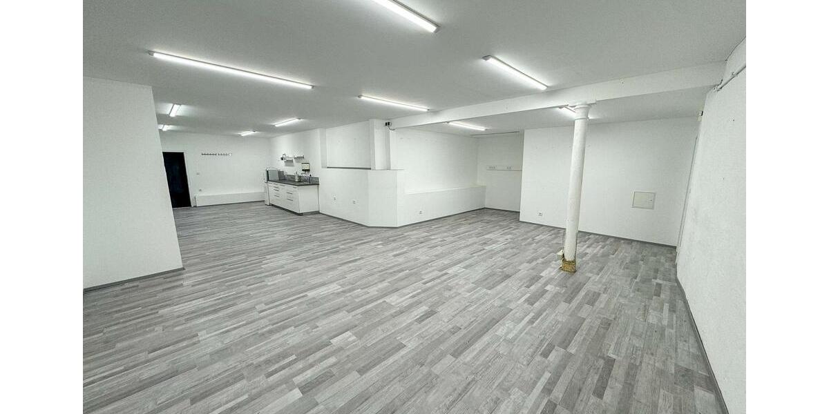 Helle, vielseitig nutzbare Gewerbefläche mit Bürocharakter und Parkmöglichkeiten zimmer