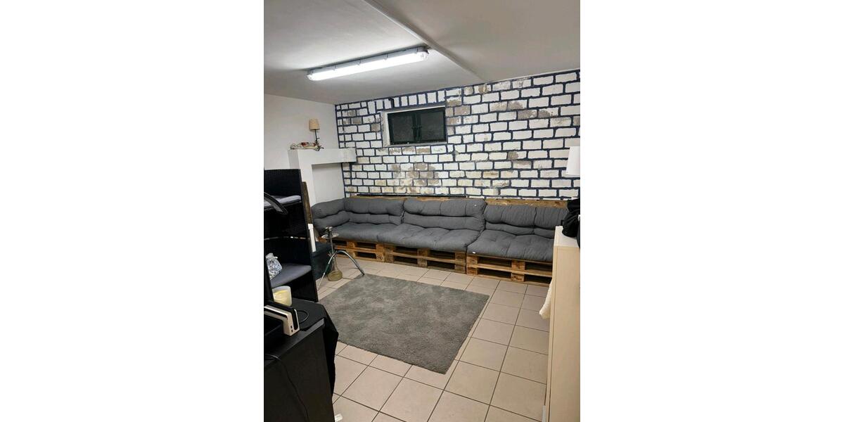 Ich biete eine wunderschöne 4 Zimmer whg.in lierenfeld an 4 zimmer