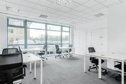 Voll ausgestatteter privater Büroraum für Sie und Ihr Team in Regus Globe