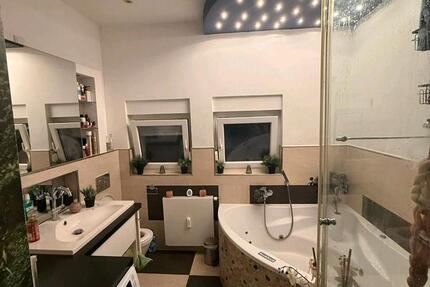 Ich biete eine wunderschöne 4 Zimmer whg.in lierenfeld an 4 zimmer