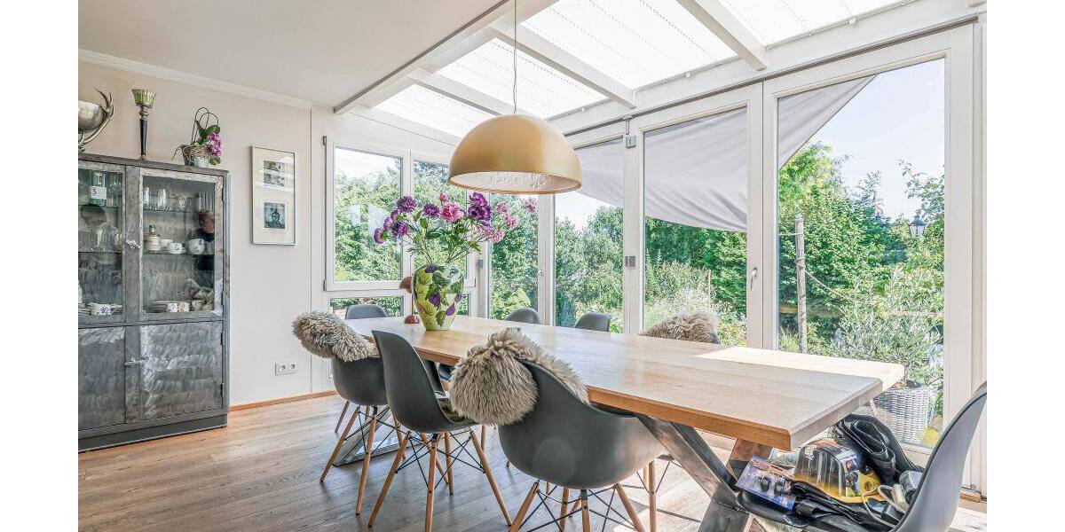 Exklusives Einfamilienhaus mit 2 Einliegerwohnungen* hochwertige Ausstattung * großzügige Raumaufteilung * Wellnessbe... 8 zimmer