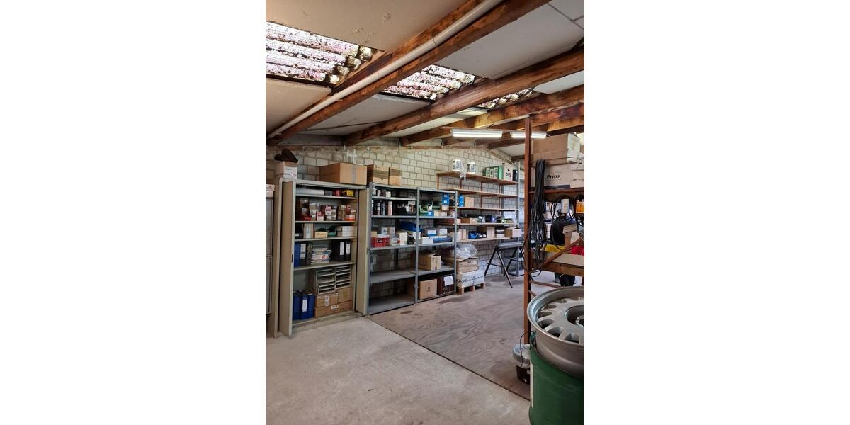 Gewerbehalle in Korschenbroich mit Aussenbereich und Büro zimmer