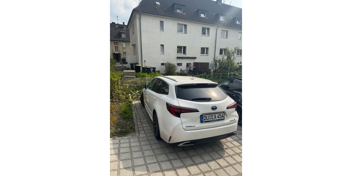 Toyota Corolla 29.900 km 25.500 &euro; Duisburg 47166