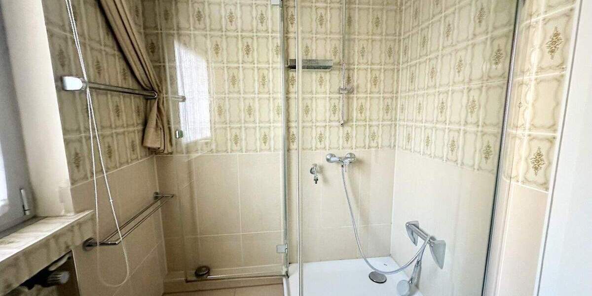 Freistehendes Einfamilienhaus, 8-Zimmer mit großem Grundstück in begehrter Lage von Hilden 8 zimmer