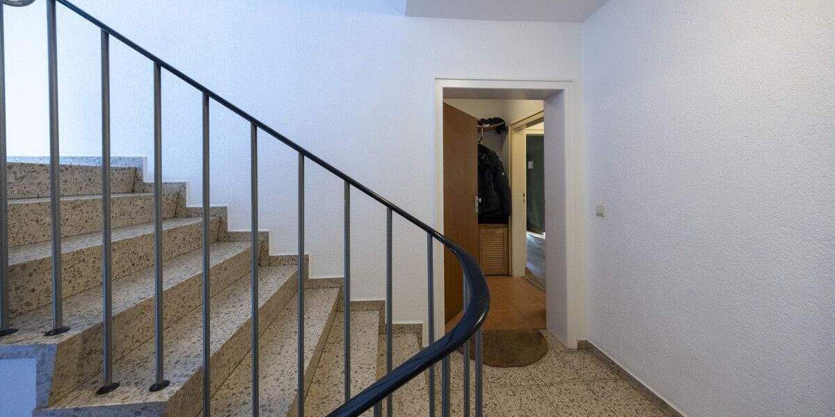 Großzügige 5-Zimmer-Wohnung mit zwei Bädern und Balkon in guter Lage von Büderich 5 zimmer