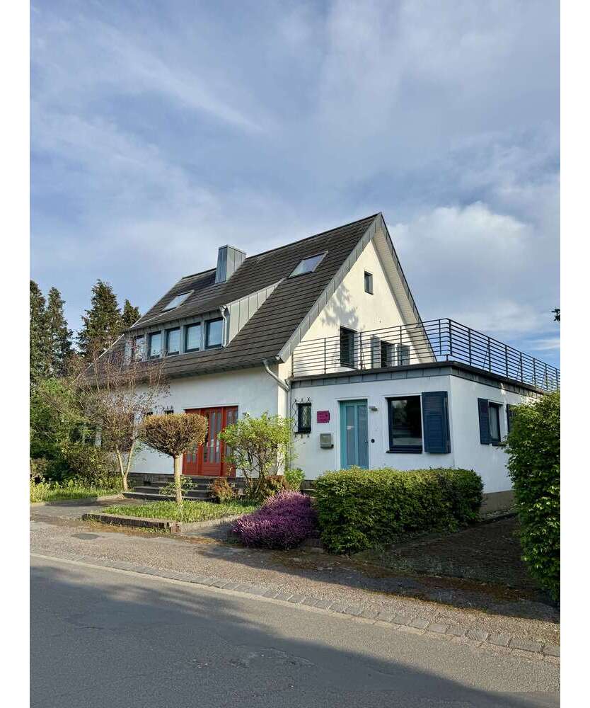 Haus zum Kaufen in Düsseldorf 1.790.000 € 285 m²