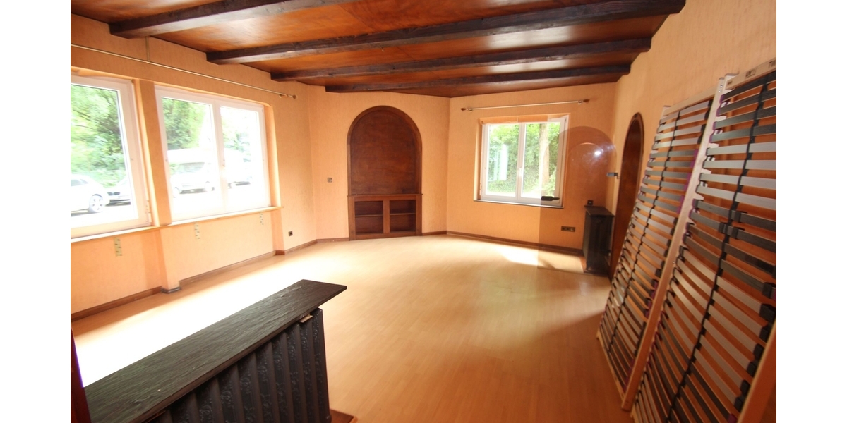 Mehrfamilienhaus mit drei Wohneinheiten und Entwicklungspotenzial 6 zimmer