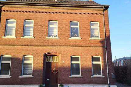 Zwangsversteigerung Zweifamilienhaus, Einfamilienhaus mit Wohnraumanbau und Nebengebäude zimmer