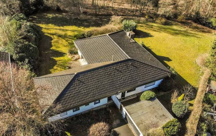 Wohnen, wo(von) andere Träumen - Bungalow mit Schwimmhalle auf traumhaftem, parkähnlichem Grundstück in ruhiger Waldr...