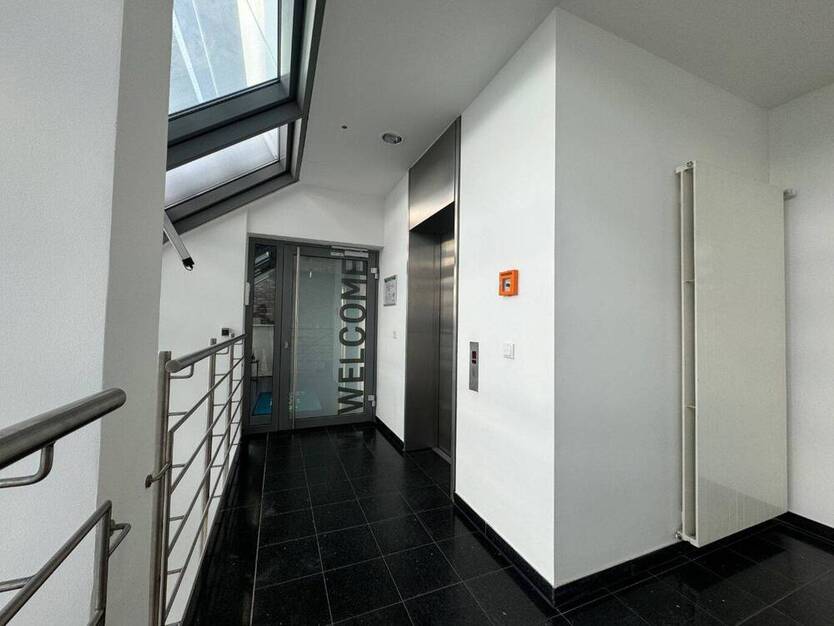 Großes Büro mit Blick über den Medienhafen - All-in-Miete