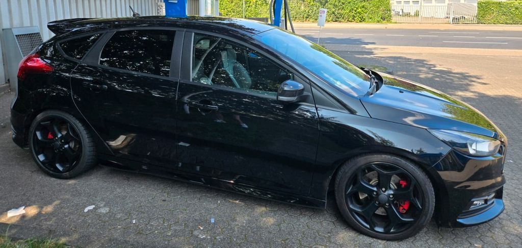 Ford Focus 84.000 km 15.800 € Düsseldorf 40231