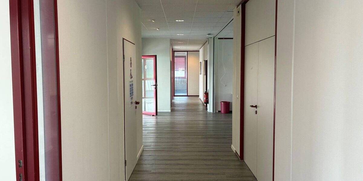 Gewerbeimmobilie Büros & ebenerdige Halle zimmer