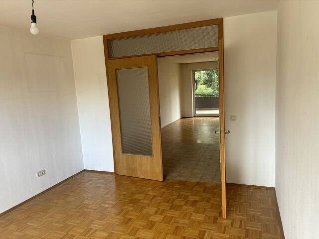 Große leerstehende 3,5 Zi.- Wohnung in ruhiger Top-Lage mit großem Balkon und Garage