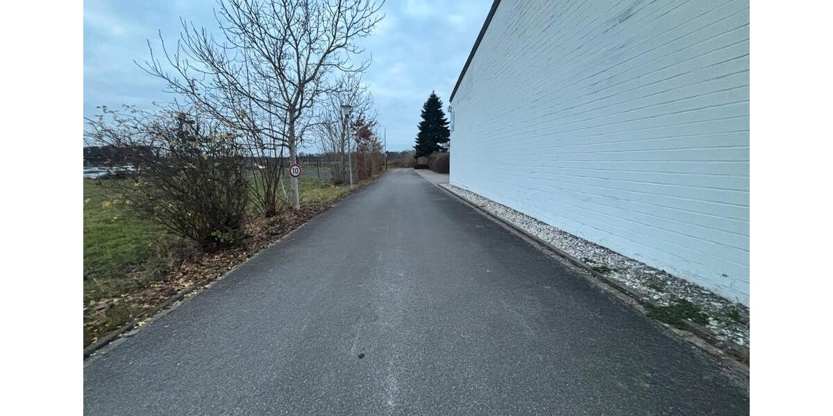 Gewerbehalle in Korschenbroich mit Aussenbereich und Büro zimmer