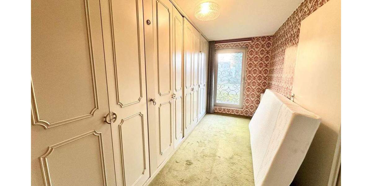 Freistehendes Einfamilienhaus, 8-Zimmer mit großem Grundstück in begehrter Lage von Hilden 8 zimmer