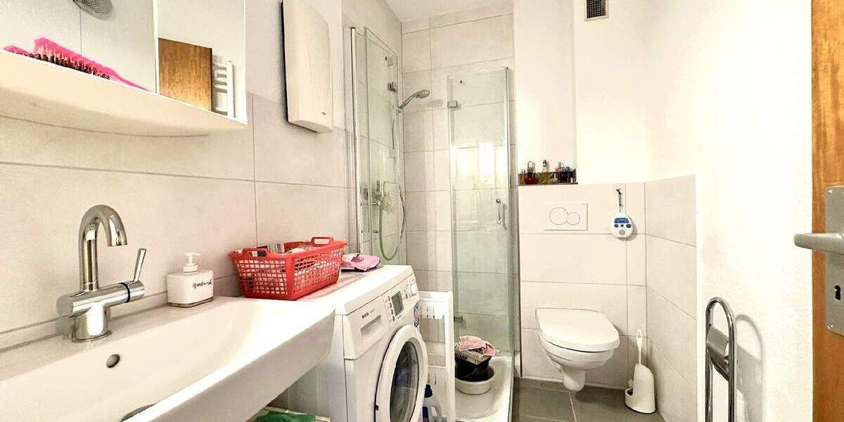 DU: GEPFLEGTES MFH MIT GARAGENHOF ZU KAUFEN zimmer