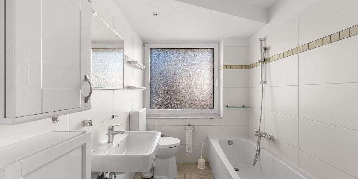 2 Wohnungen zusammengelegt 128 qm+ Balkon+ TG Stellplatz+EG 4 zimmer