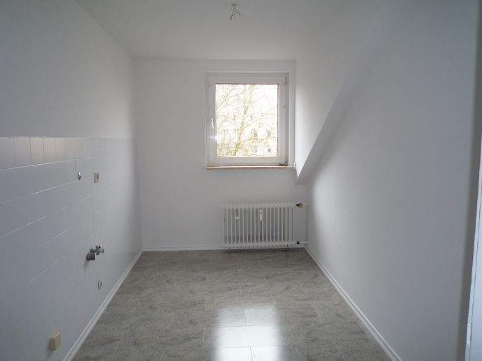 Lev.-Quettingen, helle freundliche renovierte Wohnung im DG, 2 Zimmer, 55 m², Küche, Wannenbad 2 zimmer