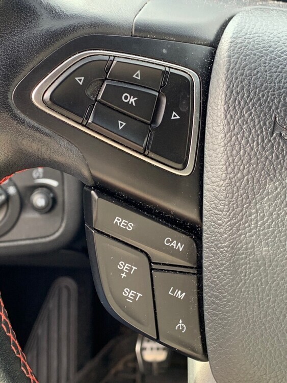 Ford Kuga 61.400 km 18.800 € Neuss 41460