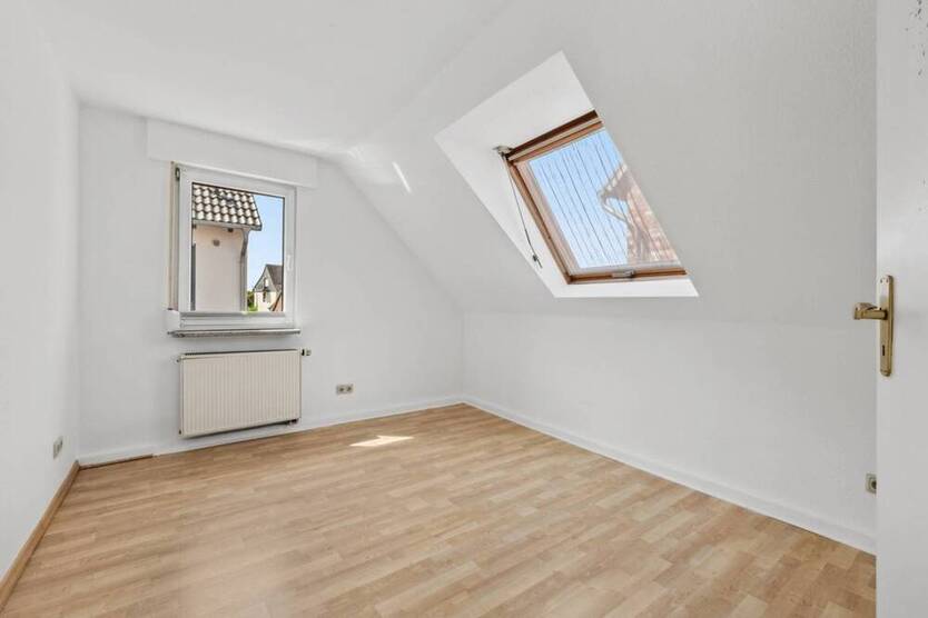Haus-Feeling pur: 5-Zimmer-Wohnung mit Dachterrasse, eigenem Eingang & Garage