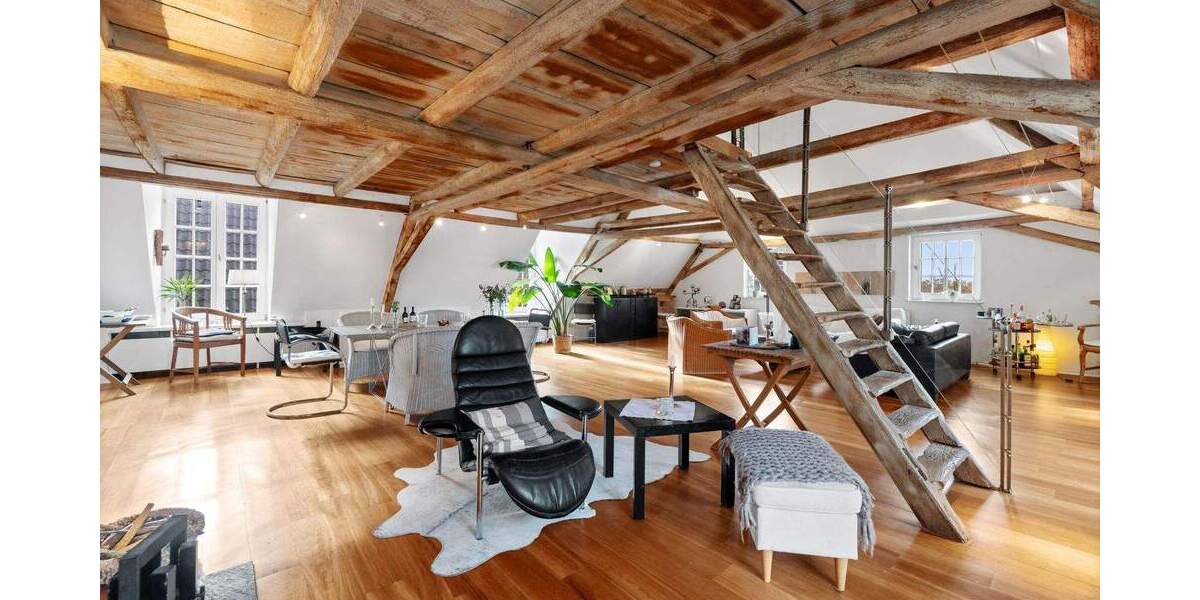 Nichts von der Stange: Einzigartiges Dachgeschoss plus Garten 3 zimmer