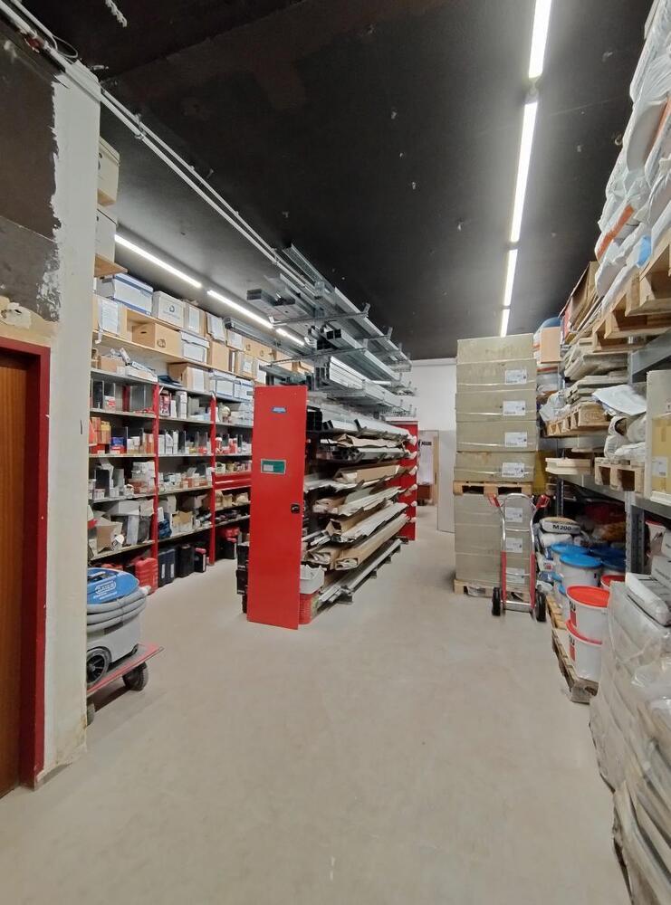 Ideal für Ihren Handwerksbetrieb Hallenfläche mit Büro und 3 Stellplätzen, verkehrsgünstige Lage