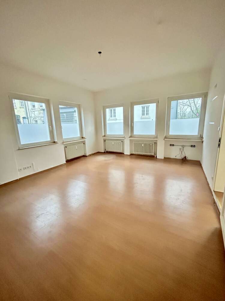 Halle in Düsseldorf 2.100 € 300 m²