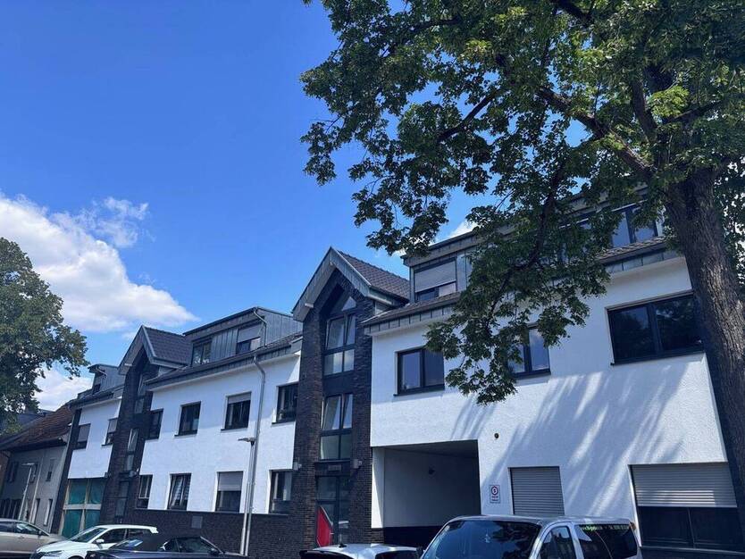 12-Familienhaus mit Gewerbefläche und Stellplätzen