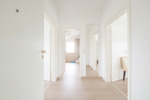 Lichtdurchflutete DG-Wohnung mit Süd-Loggia und Stellplatz in ruhiger, rheinnaher Lage von Neuss