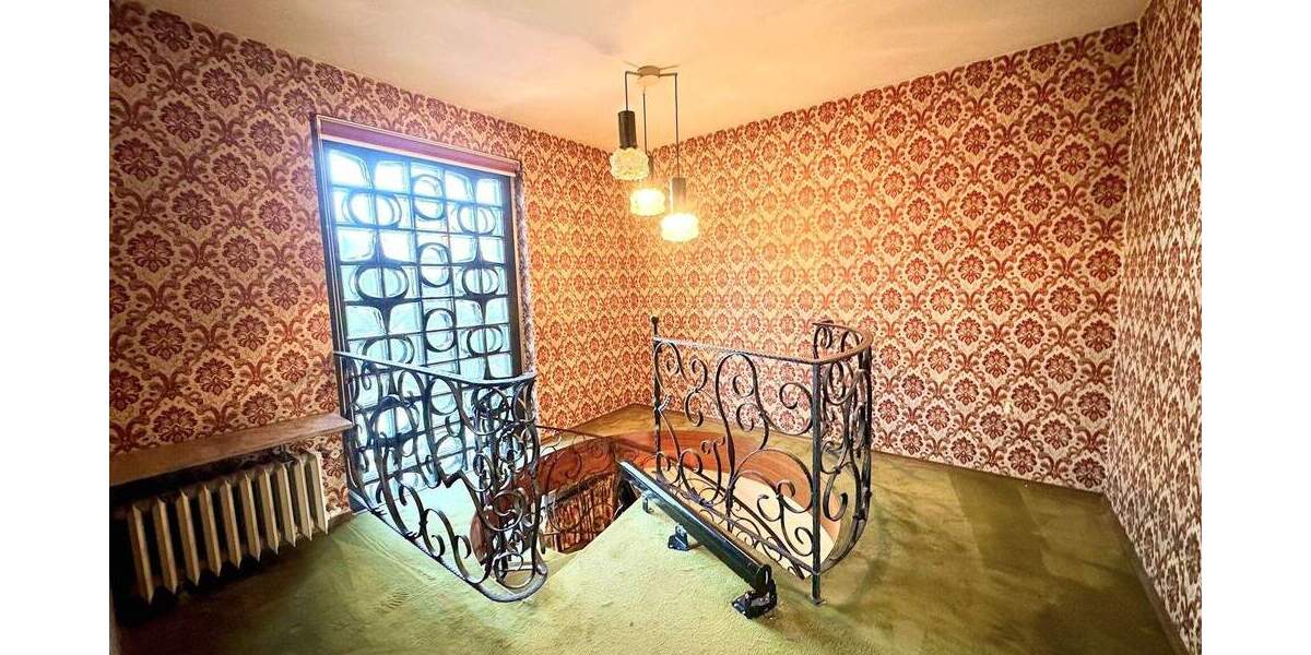 Freistehendes Einfamilienhaus, 8-Zimmer mit großem Grundstück in begehrter Lage von Hilden 8 zimmer