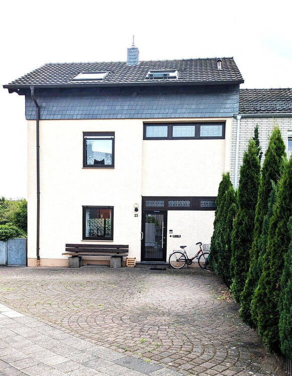 Einfamilien-Reiheneckhaus mit großem Garten und Doppelgarage