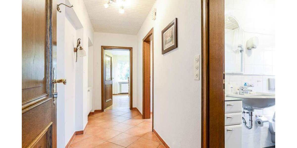 Großzügige 2 Familien-DHH mit Aufstockungs- und Anbaumöglichkeiten * ca. 1.848 m² parkähnlicher Grund mit Direktangre... 6 zimmer