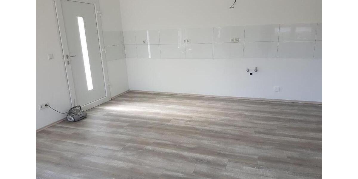 Laden Wohnung + 2 Garagen zu Verkaufen 2.5 zimmer