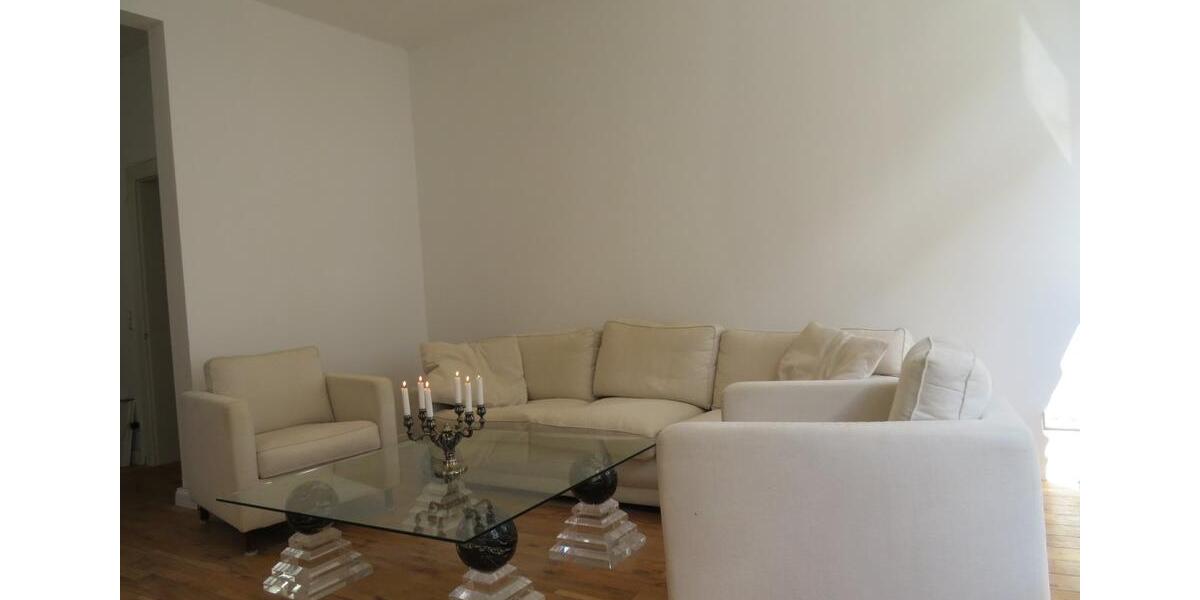 LED - Spots, Glattputz, Massivholzdielen, in der Mitte ein Kamin 4 zimmer