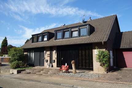 Haus zum Kaufen in Düsseldorf 870.000 € 237 m²