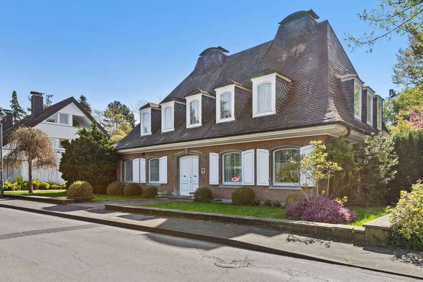 Haus zum Kaufen in Düsseldorf 1.750.000 € 299 m²