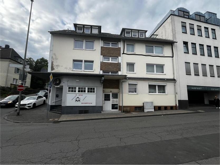 Exklusive 3 Zimmer Wohnung mit Gewerbe und 3 Einzel XL Garagen
